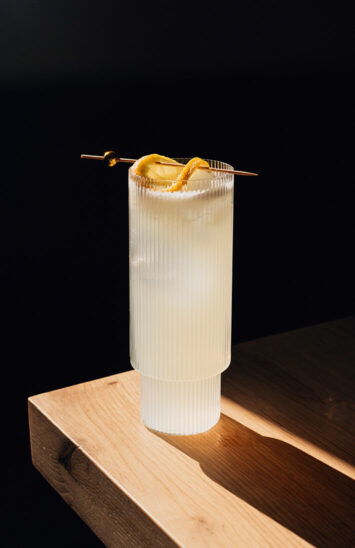 Verre de cocktail avec de l'Arduenna gin